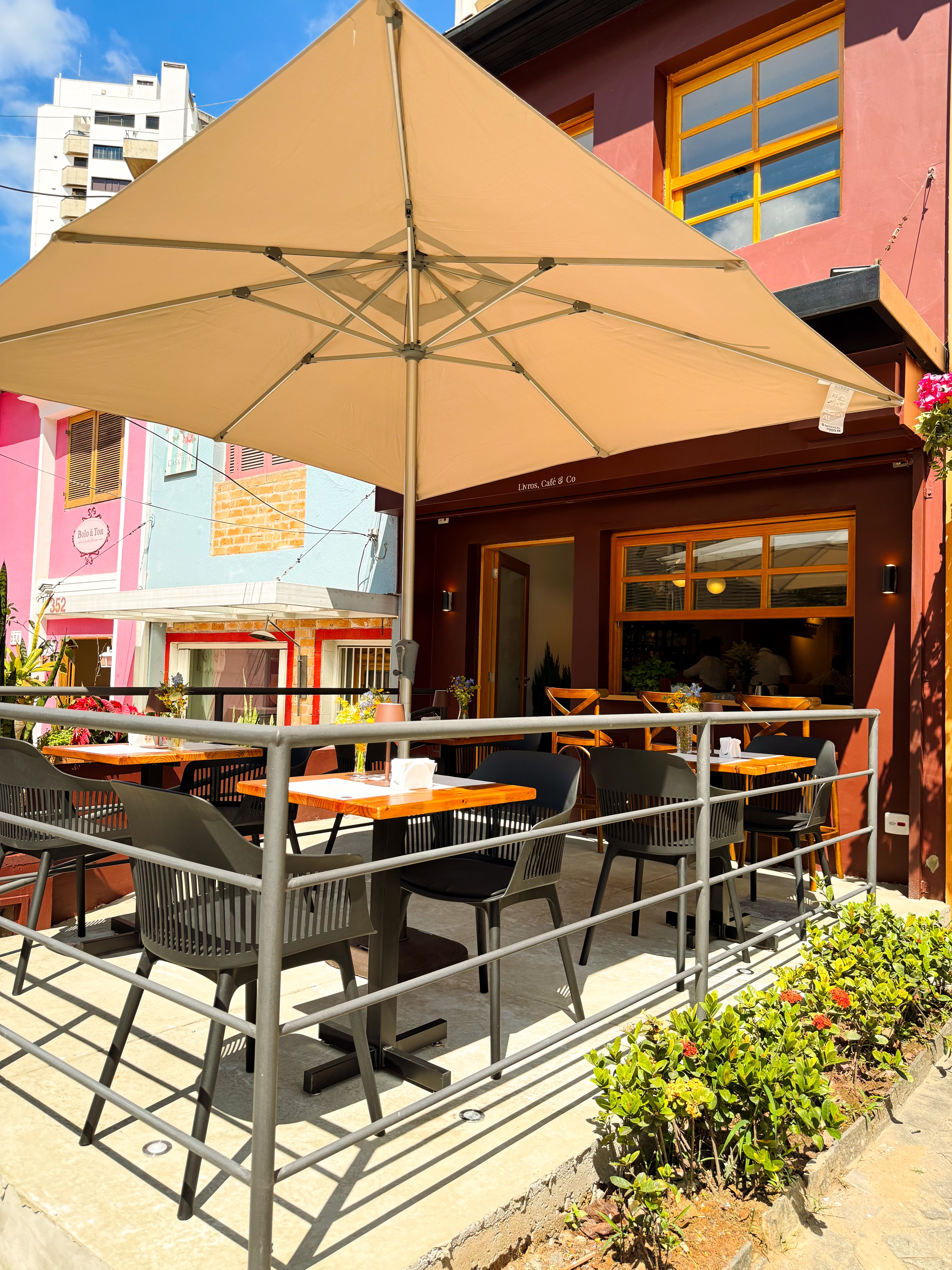 Fachada e varanda externa do Zóca — Livros, Café & Co no Real Parque, São Paulo