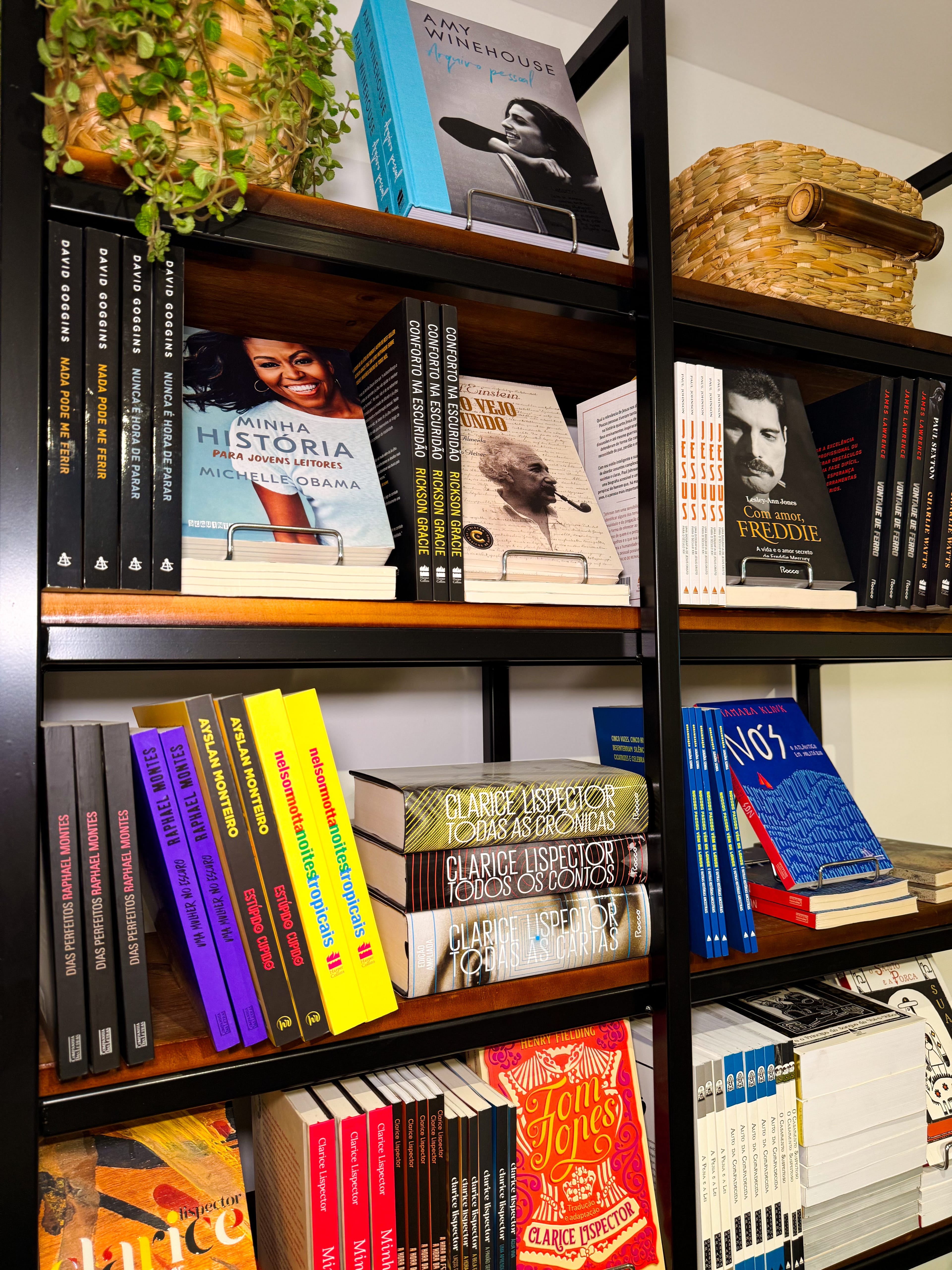 Estante de livros coloridos no Zóca — Livros, Café & Co