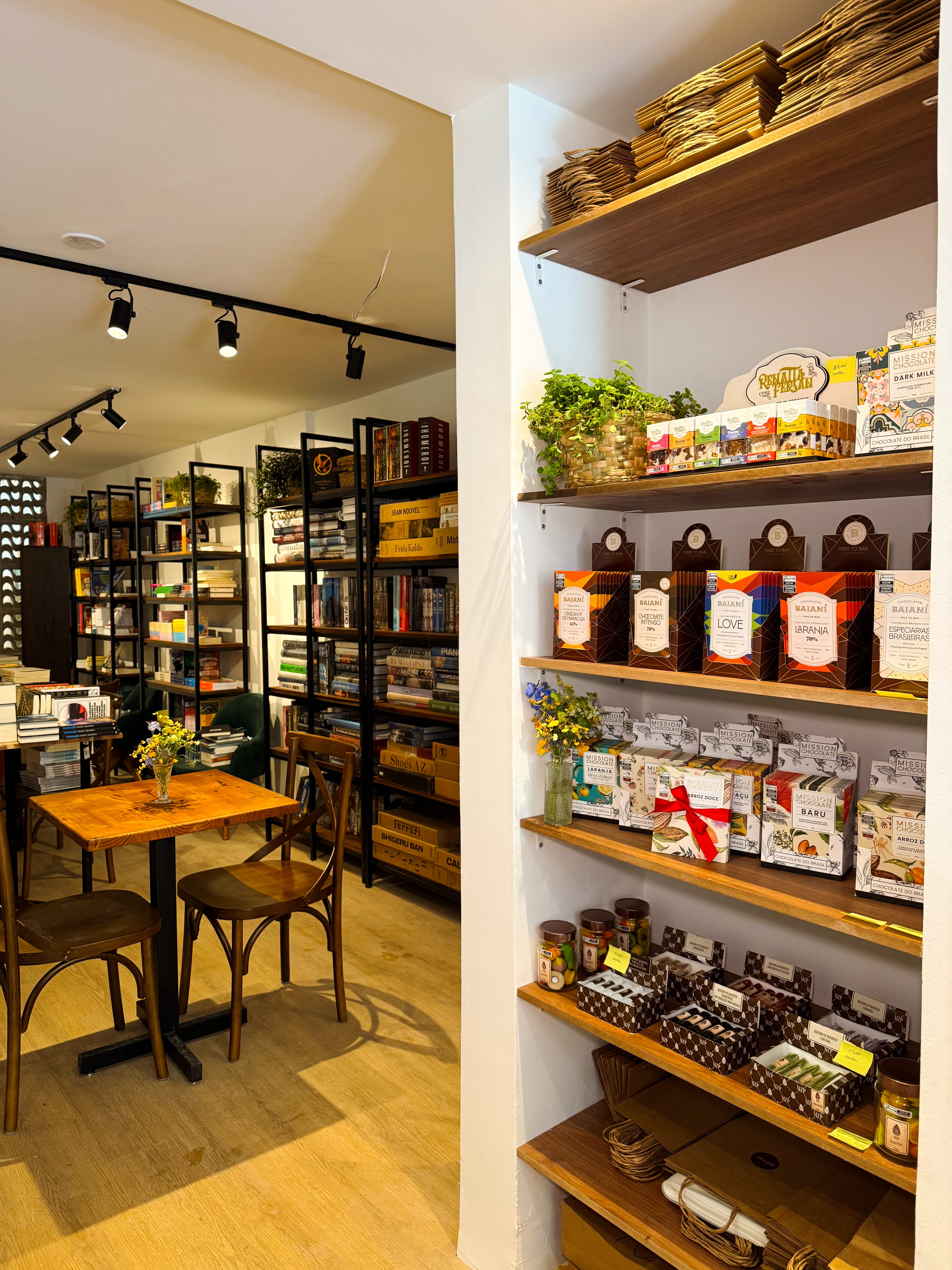 Vista interna do Zóca com mesas, cadeiras e estantes de produtos no Real Parque