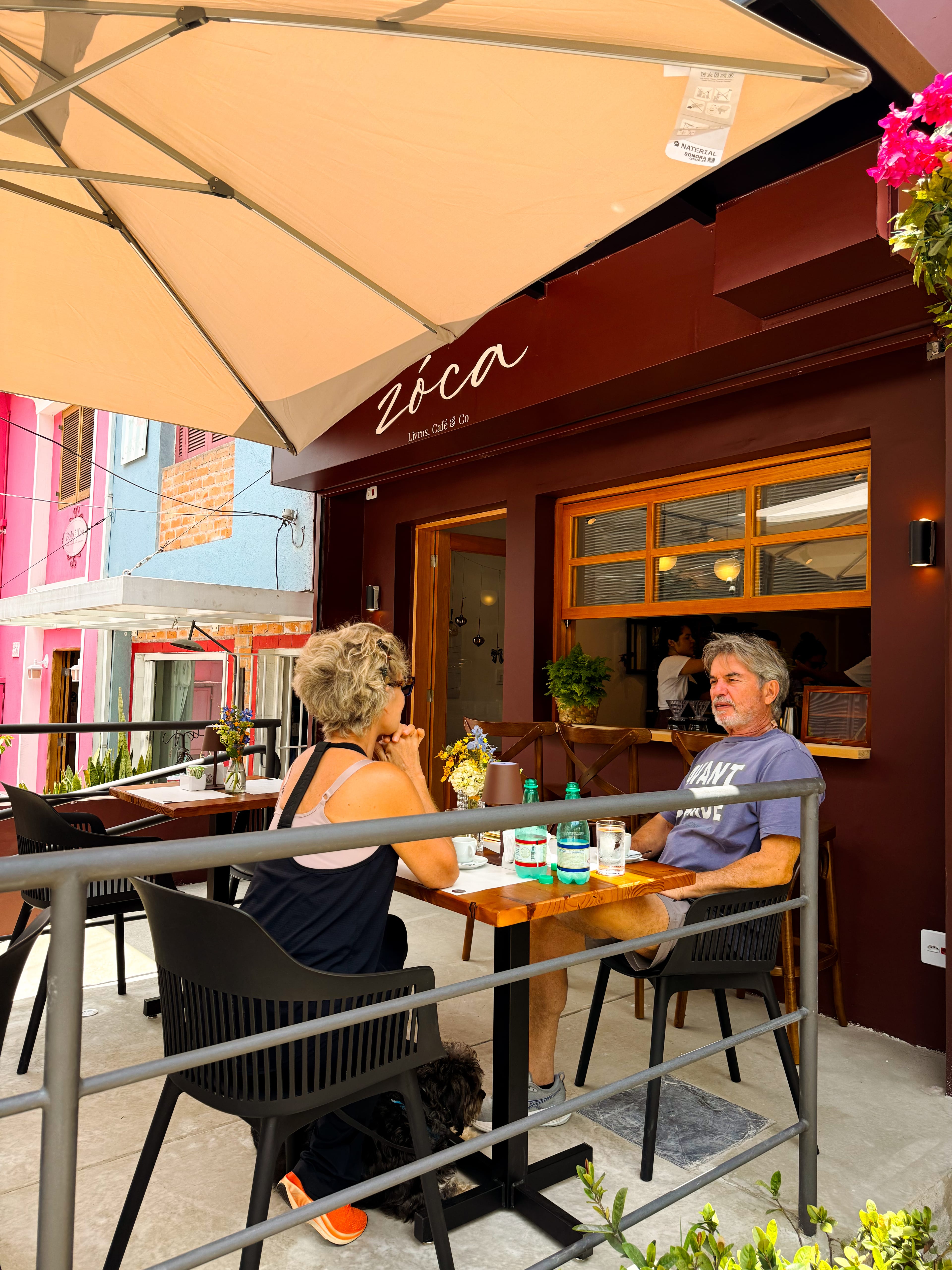 Clientes na varanda do Zóca com a fachada ao fundo no Real Parque